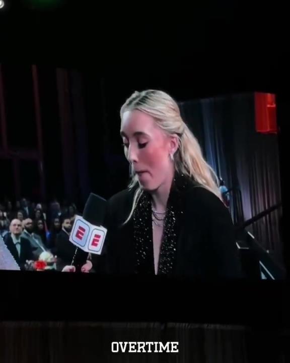 妆都快哭花了佩奇当选WNBA状元后接受采访激动落泪